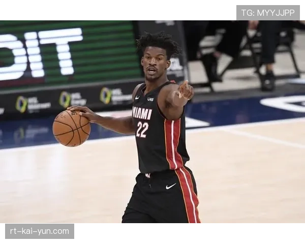 更衣室特写:老将向年轻球员展示如何阅读防守,寻找肋部空当